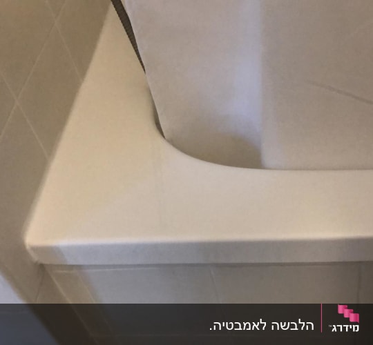 חיפוי אמבטיה עם אריחים לבנים חלקים